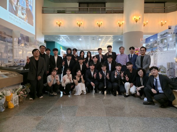 건축전 지도교수님과 함께