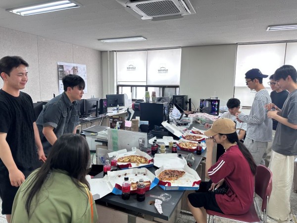 3학년  설계스튜디오 작업 독려 피자파티